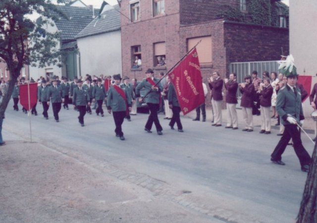 1973 Unsere Schützen beim Vorbeimarsch